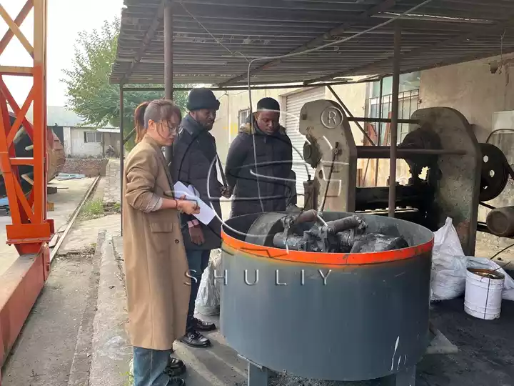 Visite de l'équipement de formage de boules de charbon